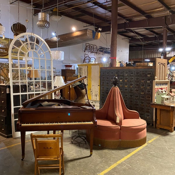 Photo taken at Hudson Antique and Vintage Warehouse by Rita W. on 4/10/2021