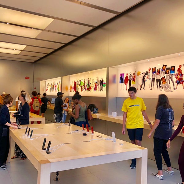 Photo taken at Apple Sainte-Catherine by Keyhaneh | كيهانه on 8/13/2018