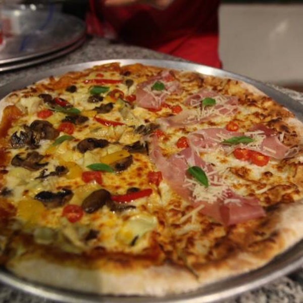 Foto tirada no(a) Buonissimo Trattoria-Pizzeria Italiana por Buonissimo Trattoria-Pizzeria Italiana em 6/9/2015