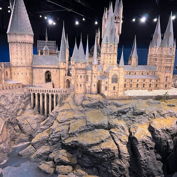 รูปภาพถ่ายที่ Warner Bros. Studio Tour London - The Making of Harry Potter โดย Soni M. เมื่อ 6/8/2023
