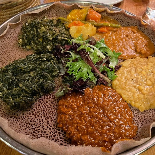 5/23/2022 tarihinde Nirajziyaretçi tarafından Demera Ethiopian Restaurant'de çekilen fotoğraf