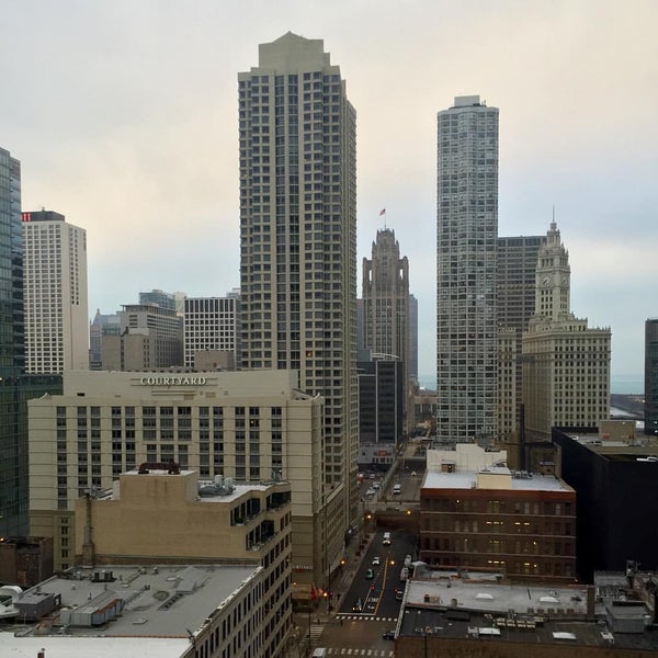 Foto scattata a SpringHill Suites Chicago Downtown/River North da Chasen L. il 12/8/2015