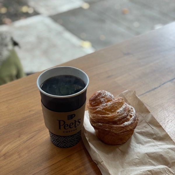 Photo taken at Peet&#39;s Coffee &amp; Tea by Hamad🦅 on 10/20/2021
