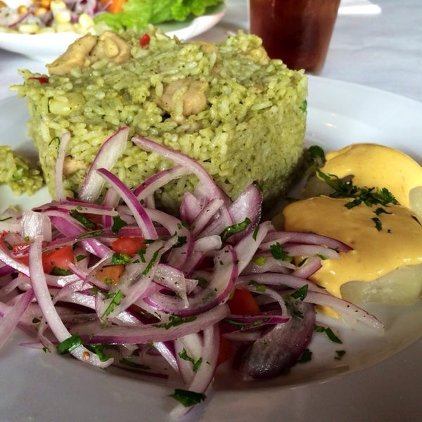 Foto diambil di Lola&#39;s Peruvian Restaurant oleh Mackie pada 5/22/2014