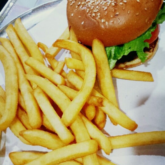 รูปภาพถ่ายที่ BGR: The Burger Joint โดย Brianna B. เมื่อ 3/9/2014