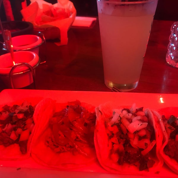 Снимок сделан в Candela Taco Bar &amp; Lounge пользователем Nicole 🏄🏽‍♀️ ☀. 1/16/2019