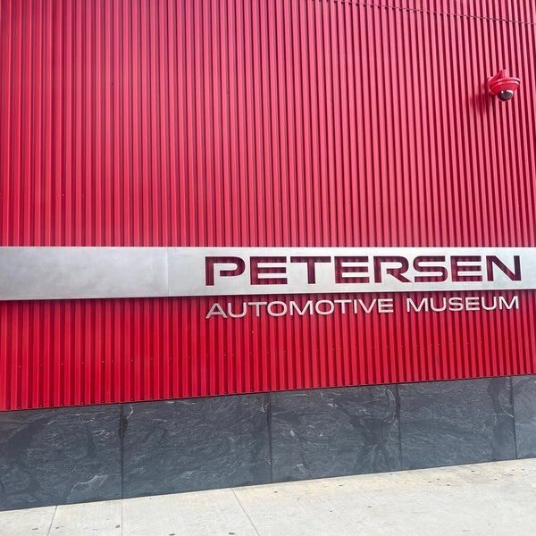 รูปภาพถ่ายที่ Petersen Automotive Museum โดย Nicole 🏄🏽‍♀️ ☀. เมื่อ 10/1/2023