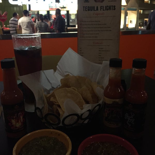 Foto diambil di T&amp;T Tacos &amp; Tequila oleh Arlene pada 6/13/2015