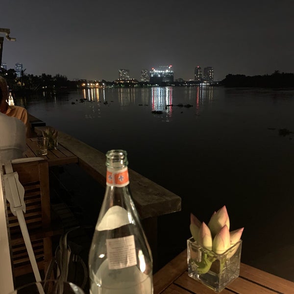 รูปภาพถ่ายที่ The Deck Saigon โดย Jeongyeon K. เมื่อ 6/2/2019