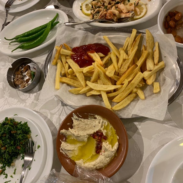 Снимок сделан в Manuella Restaurant пользователем ÖMER D. 6/5/2019