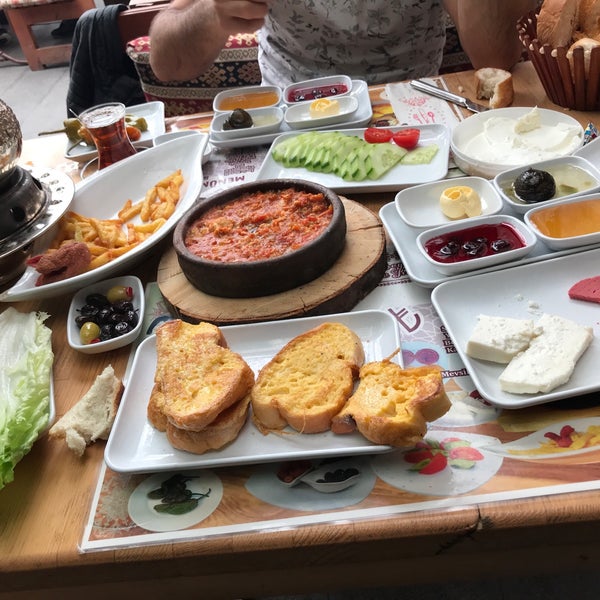 Снимок сделан в Osman Bey Konağı Cafe Restorant пользователем Hasan 3/24/2018