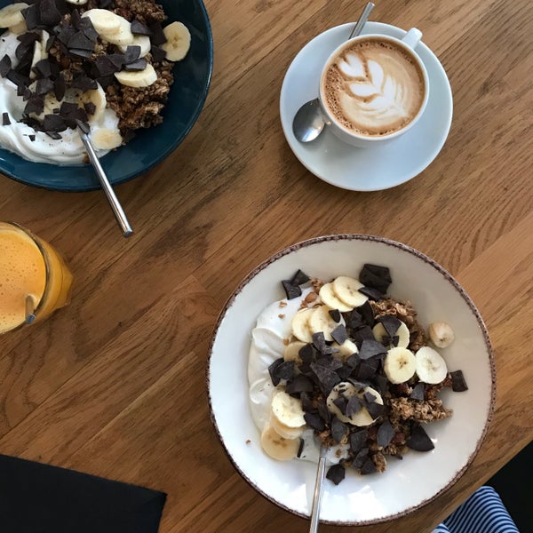 Chill vibe, cosy place. Cappuccino is good however nothing special. Banana and chocolate granola is super big! Granola is homemade although a bit chewy. Good-tasting yogurt.