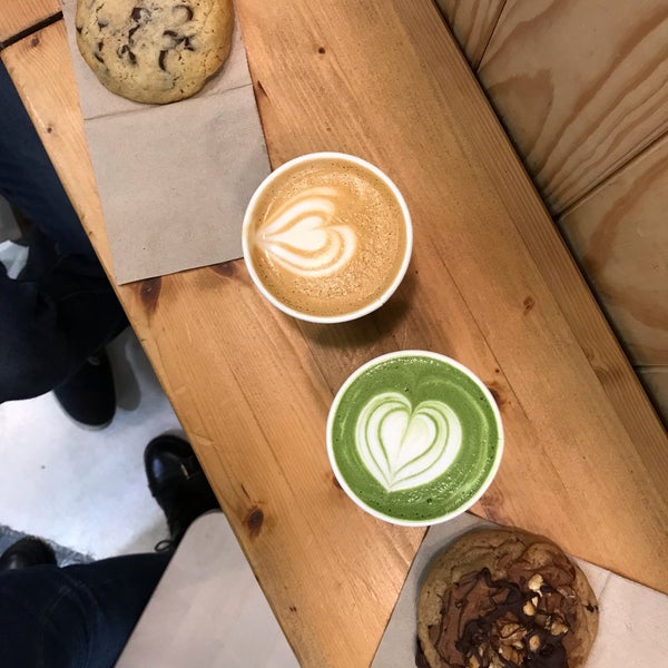 Delicious matcha latte, amazing vegan cookie, good flat white. Small venue for a quick snack or take away. Nice vibe.