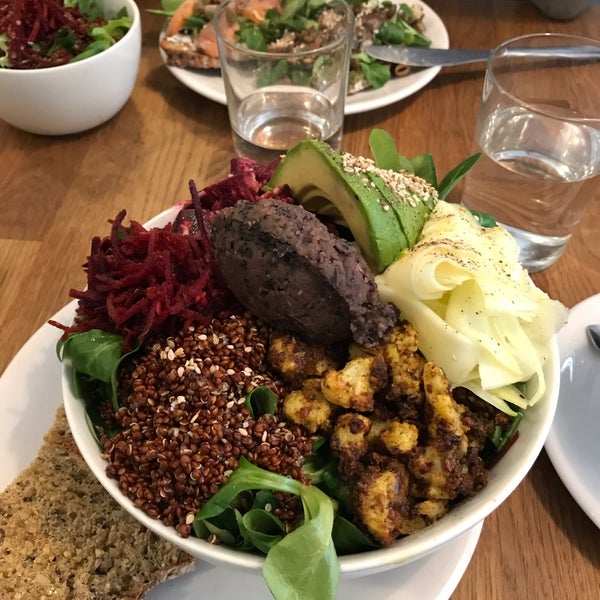 Excellent vegan bowl, fresh and very tasty. Great cookie. Very good coffee. Nice mood, cosy venue.