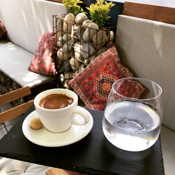 Photo prise au Cosmo. Coffee Company par Burak Ö. le6/17/2019