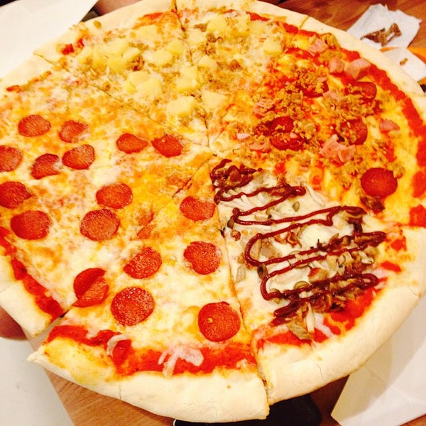 รูปภาพถ่ายที่ The Manhattan Pizza Company โดย Jaeson T. เมื่อ 10/3/2013