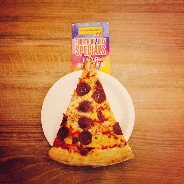 Foto scattata a The Manhattan Pizza Company da Jaeson T. il 7/4/2014