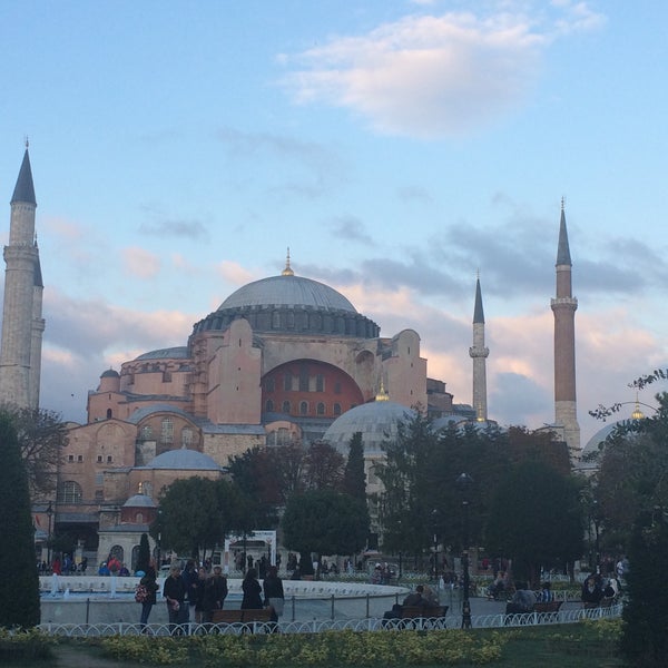 Das Foto wurde bei Hagia Sophia von Hatice Y. am 10/2/2015 aufgenommen