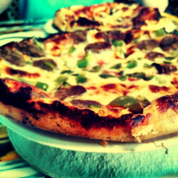 Снимок сделан в Matthew&#39;s Pizza пользователем Food M. 4/30/2013