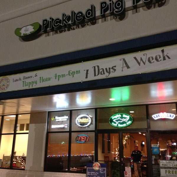รูปภาพถ่ายที่ Pickled Pig Pub โดย Morris L. เมื่อ 12/19/2012