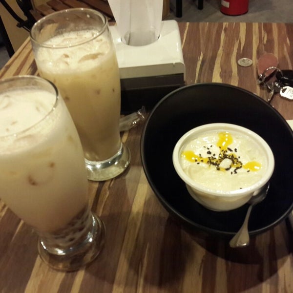 4/16/2014 tarihinde Jess .ziyaretçi tarafından YiCha Cafe'de çekilen fotoğraf