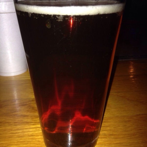 Foto tirada no(a) Dundee Tavern por Aaron V. em 11/17/2014