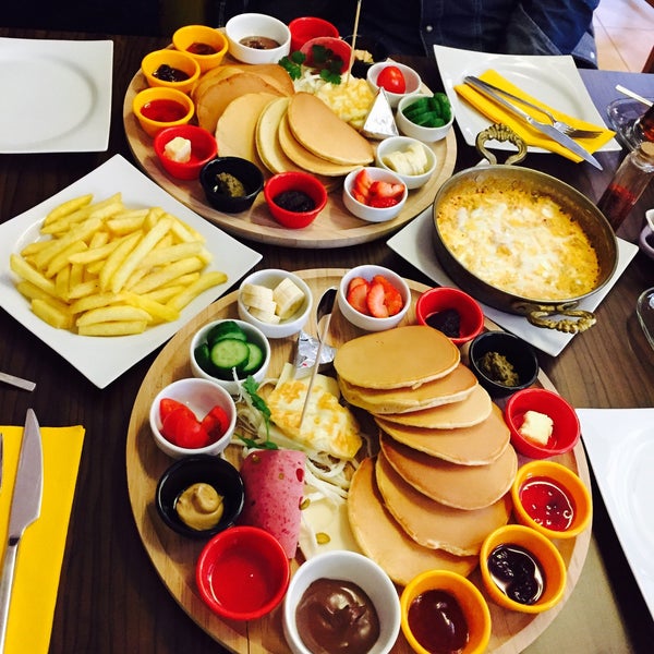Das Foto wurde bei Crepe Box Cafe Restaurant von Büşra Y. am 2/6/2016 aufgenommen