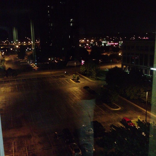รูปภาพถ่ายที่ University Plaza Hotel And Convention Center Springfield โดย John A. เมื่อ 6/13/2013