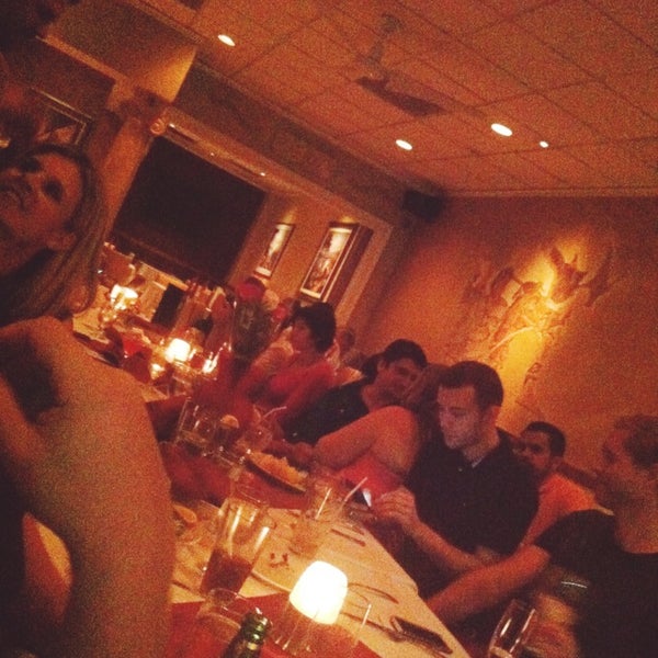 Das Foto wurde bei Alexander The Great - Greek Restaurant von Chrissy am 9/28/2013 aufgenommen