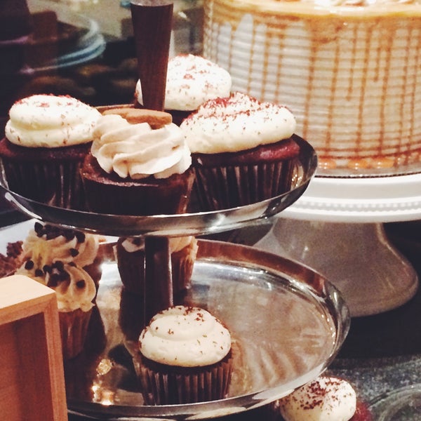 รูปภาพถ่ายที่ Red Dessert Dive &amp; Coffee Shop โดย Chrissy เมื่อ 12/20/2014