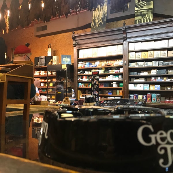 Foto diambil di Georgetown Tobacco oleh Özgür K. pada 5/6/2018