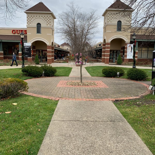 Eddie Bauer Outlet Clothing Store in Grove City