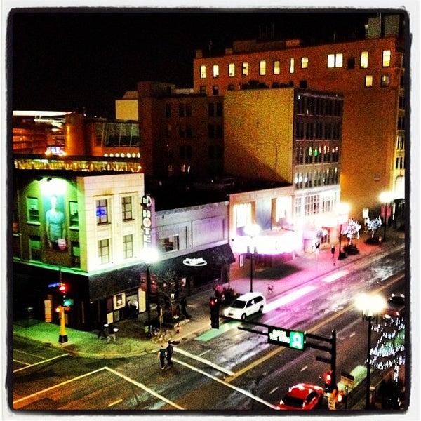 Foto scattata a The Chambers Hotel da Allen R. il 11/27/2012