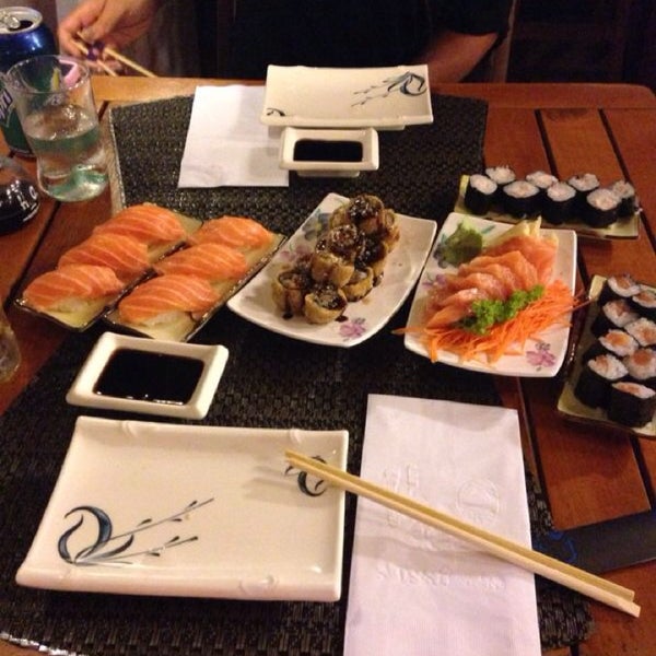 Foto tirada no(a) H2O Sushi Bar por Mari A. em 1/8/2014