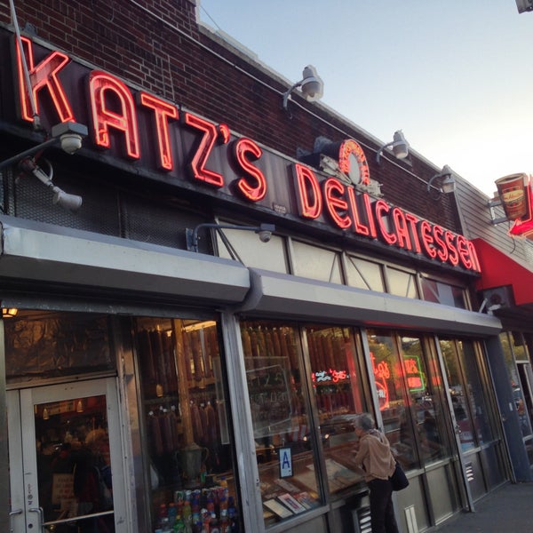 Foto diambil di Katz&#39;s Delicatessen oleh Chris S. pada 5/1/2013