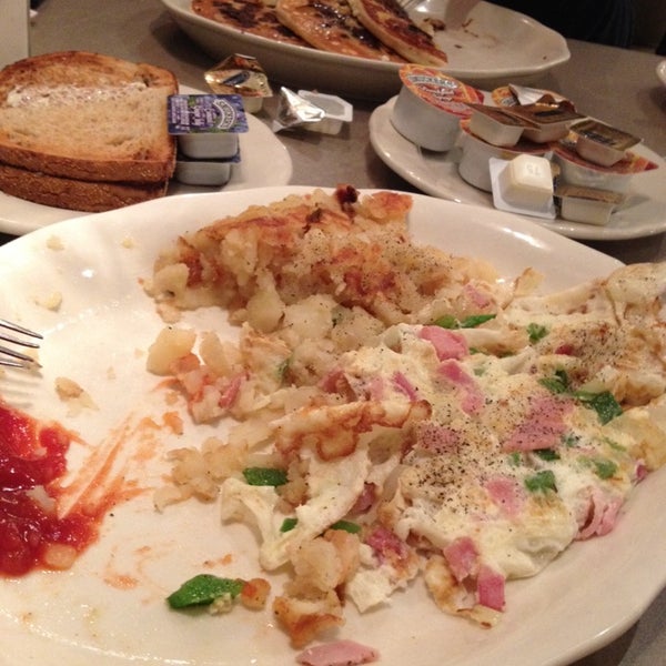 รูปภาพถ่ายที่ Malibu Diner โดย Jeff S. เมื่อ 2/22/2014