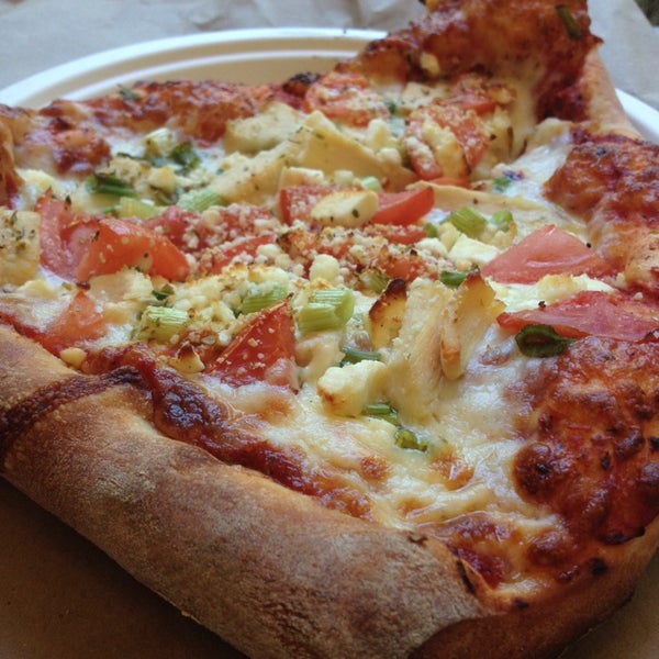 รูปภาพถ่ายที่ Serrano&#39;s Pizza โดย Jeff S. เมื่อ 7/2/2014