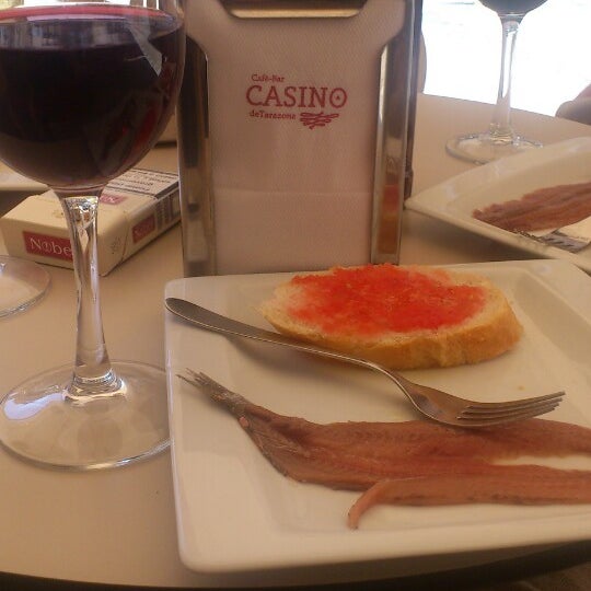 Foto tirada no(a) Café-Bar Casino de Tarazona por sauza 1. em 8/4/2013