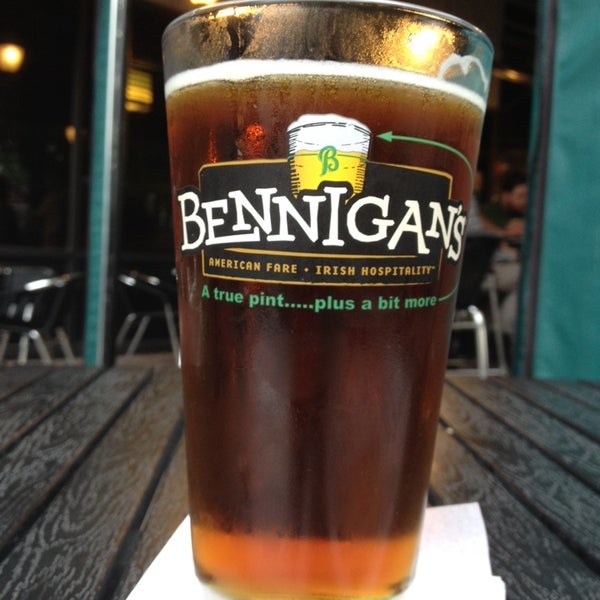 รูปภาพถ่ายที่ Bennigan&#39;s Bar &amp; Grill โดย Caitlin W. เมื่อ 8/1/2014