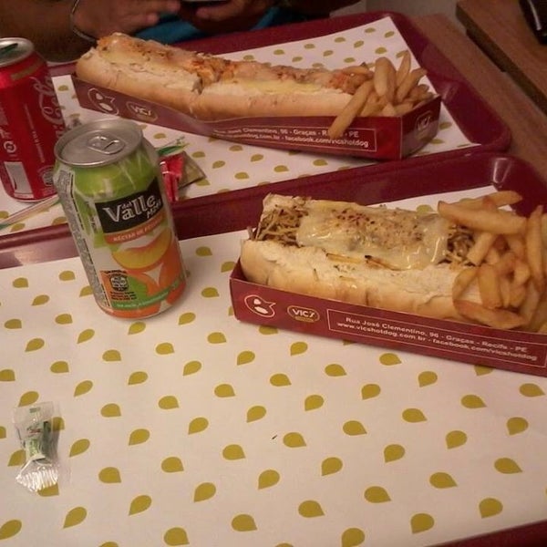 Foto scattata a Vic&#39;s Hot Dog Gourmet da Marília T. il 5/27/2014