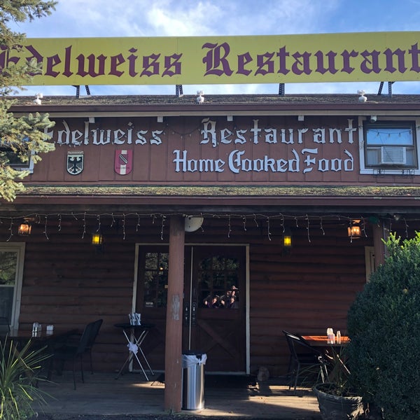 Foto tirada no(a) Edelweiss Restaurant por Pamela L. em 9/28/2018