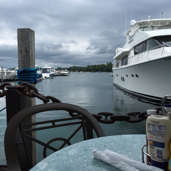 Снимок сделан в Stafford&#39;s Pier Restaurant пользователем Jim R. 7/14/2015