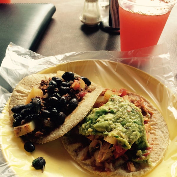 Снимок сделан в Tacos Gus пользователем Bego B. 9/25/2015