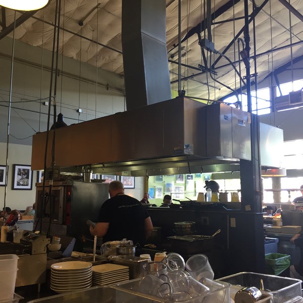 Foto tirada no(a) Portage Bay Cafe &amp; Catering por Stephanie C. em 7/30/2017