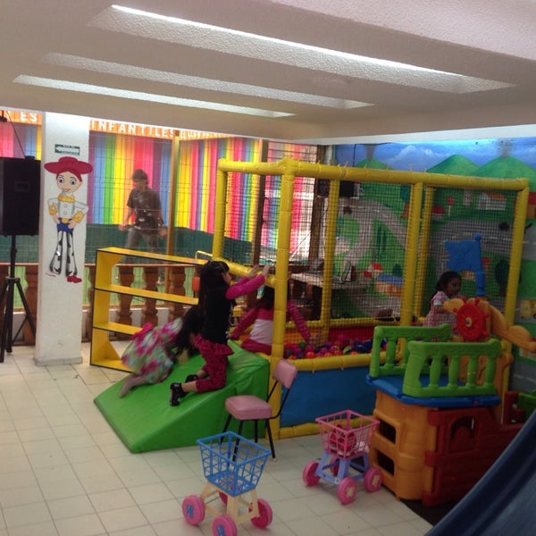 Photo taken at Salón De Fiestas Infantiles El Club de los Pekes by Salón de fiestas infantiles E. on 7/12/2014