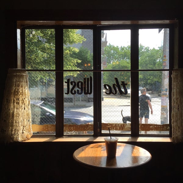 Das Foto wurde bei The West—Coffeehouse &amp; Bar von JJ am 6/14/2015 aufgenommen
