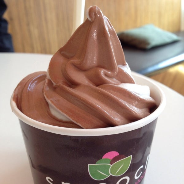 Снимок сделан в Smooch Frozen Yogurt &amp; Mochi пользователем Cheryl F. 4/25/2014