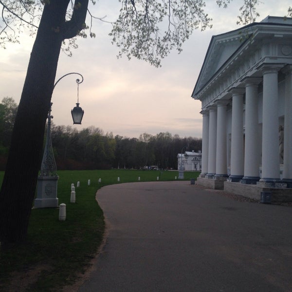 5/6/2015 tarihinde Ксюша Б.ziyaretçi tarafından Kirov Central Park / Yelagin Island'de çekilen fotoğraf