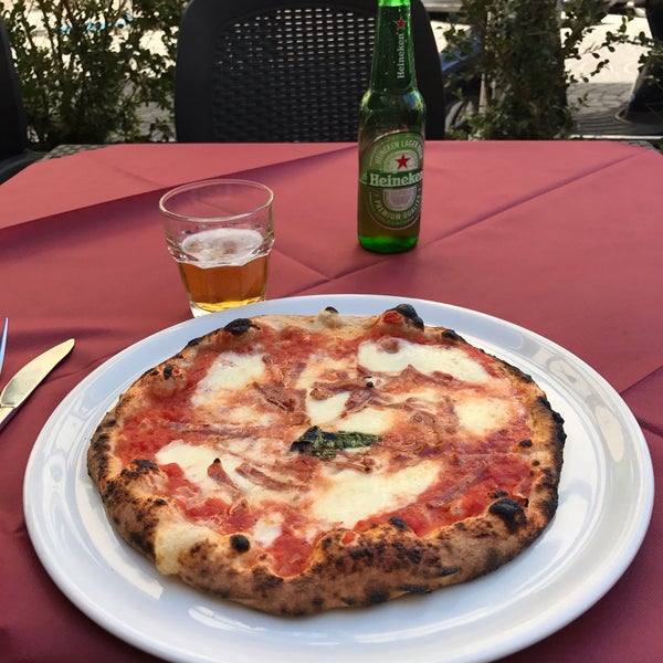 Se ti trovi a Napoli nel Rione Sanità non puoi non fare visita a FRANCESCO propietario della #TRATTORIAPIZZERIA LATAVERNADITOTÒ. Pizza squisita, la foto parla da sola sempre e solo il 🔝