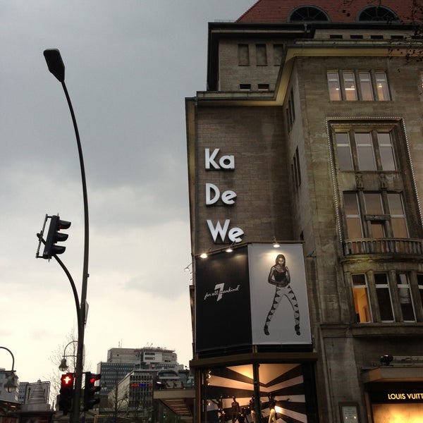 รูปภาพถ่ายที่ Kaufhaus des Westens (KaDeWe) โดย Marina H. เมื่อ 4/26/2013
